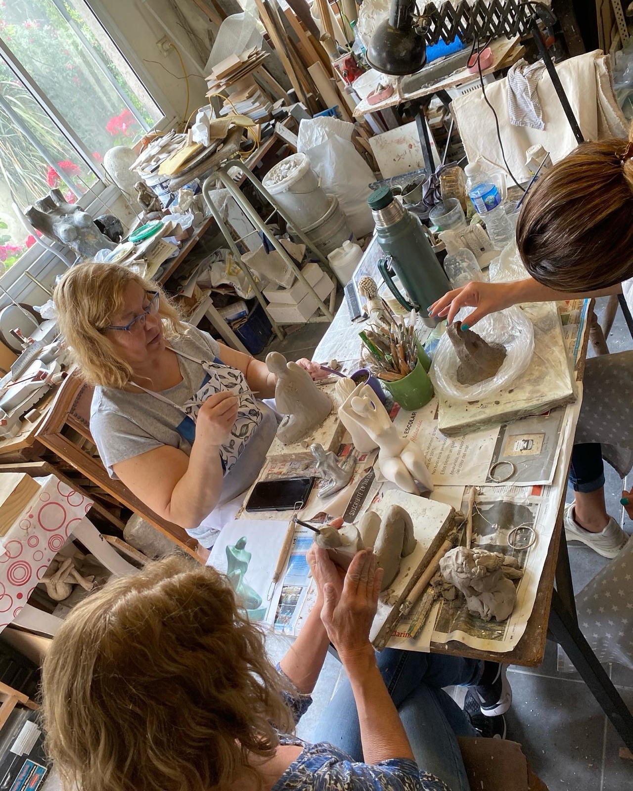 Alumnas compartiendo una clase de escultura