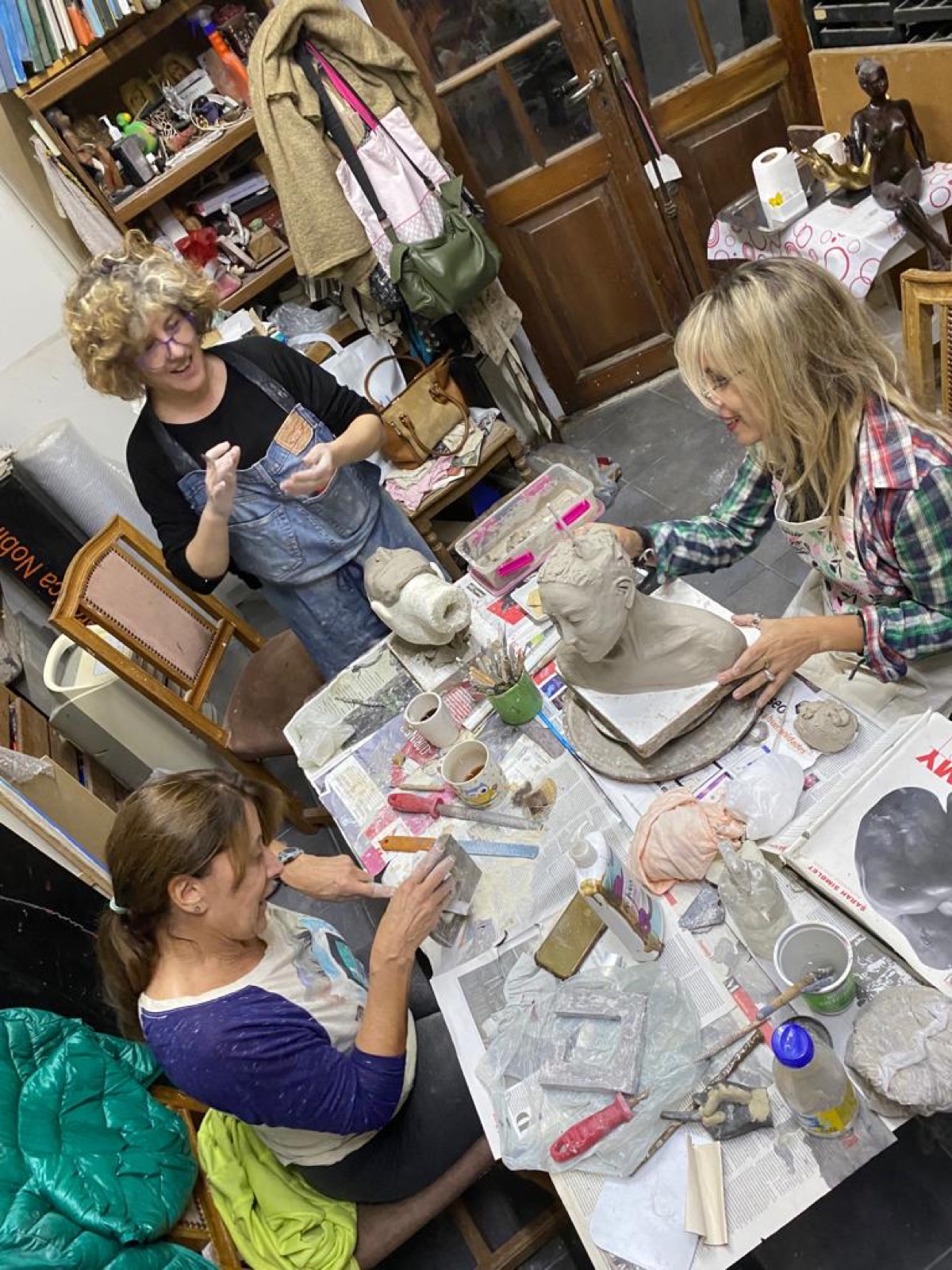 Grupo trabajando con arcilla alrededor de una mesa