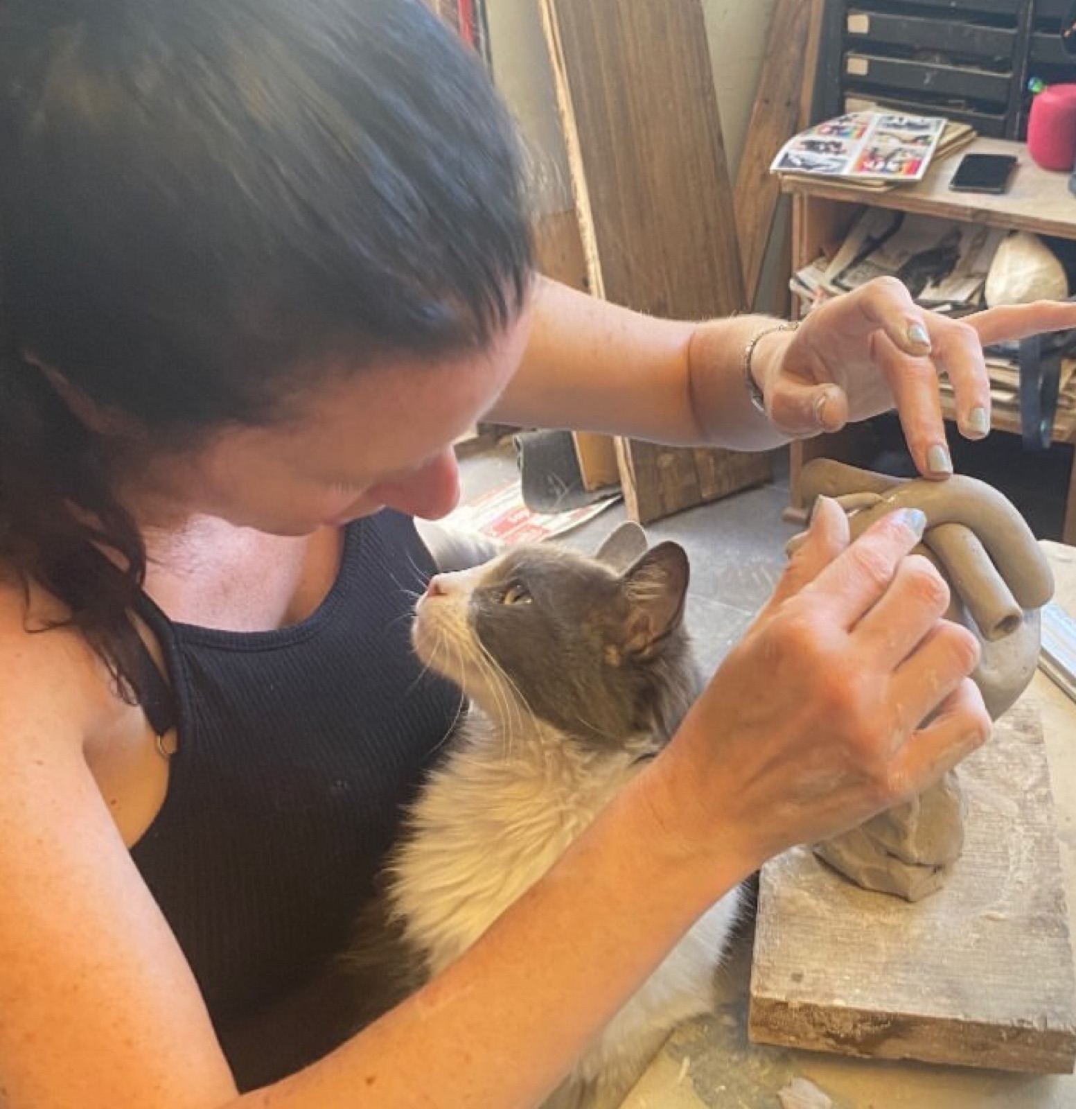 Alumna modelando junto al gato del taller