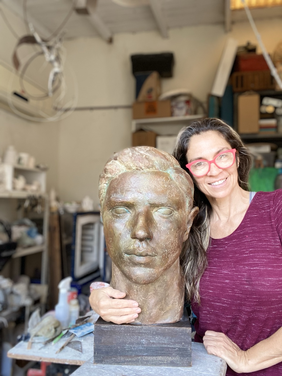 Vero junto a una escultura terminada