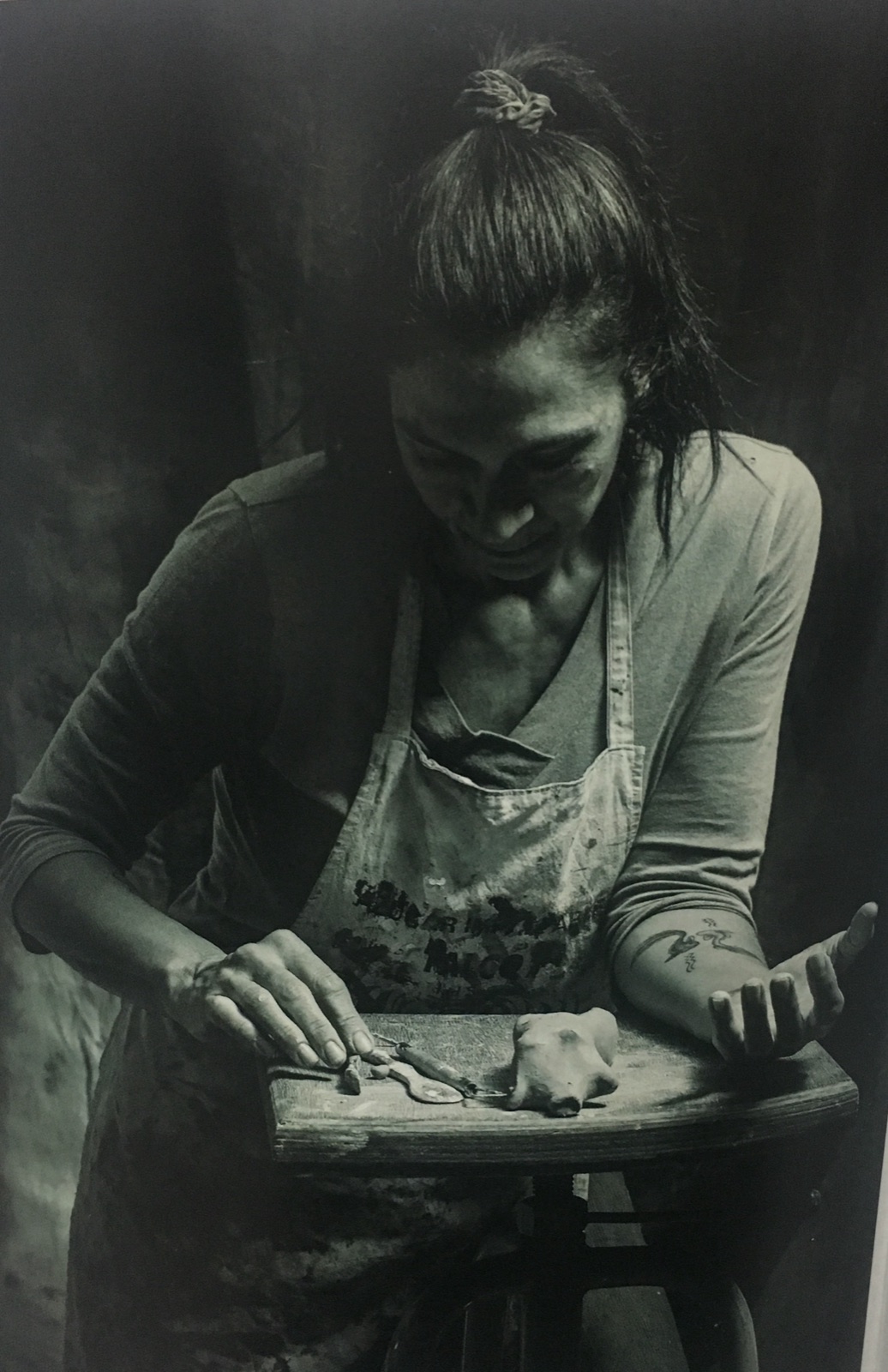 Vero trabajando con arcilla en su taller