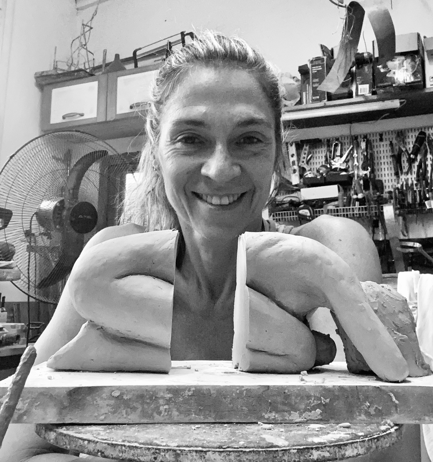 Vero en el taller junto a sus piezas