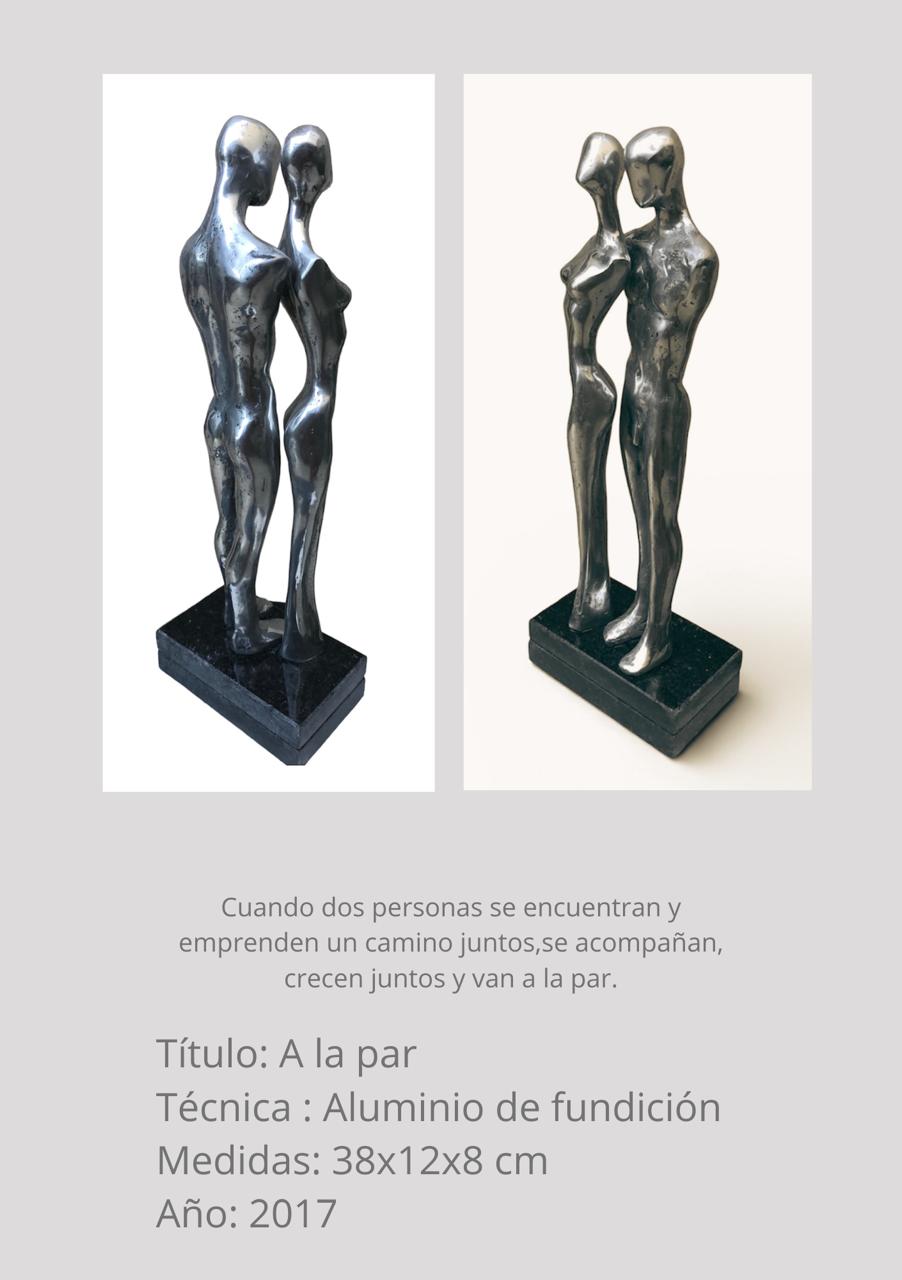Dos figuras de aluminio de pie, próximas entre sí