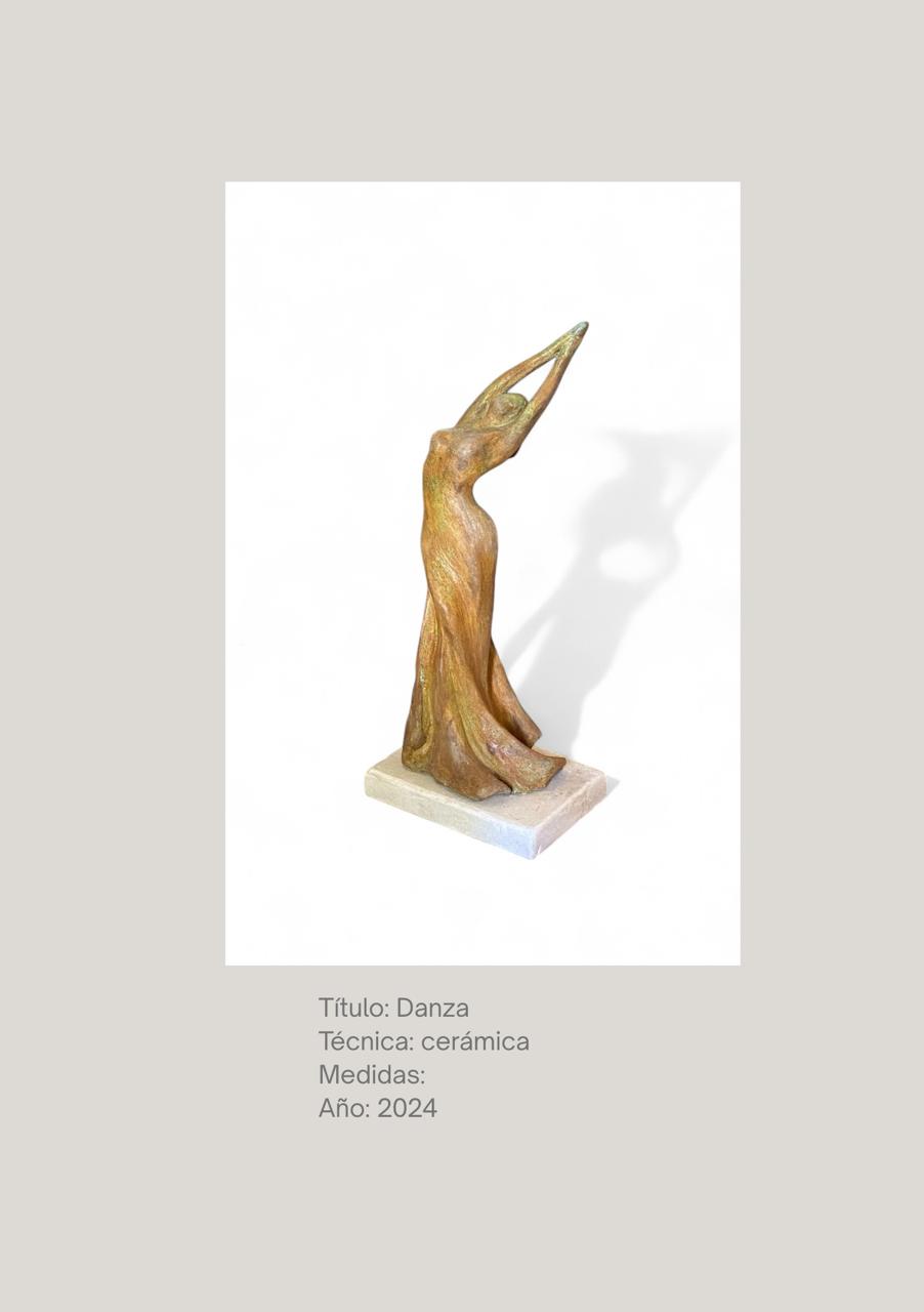 Figura de tonos dorados con brazos elevados y vestido ondulante