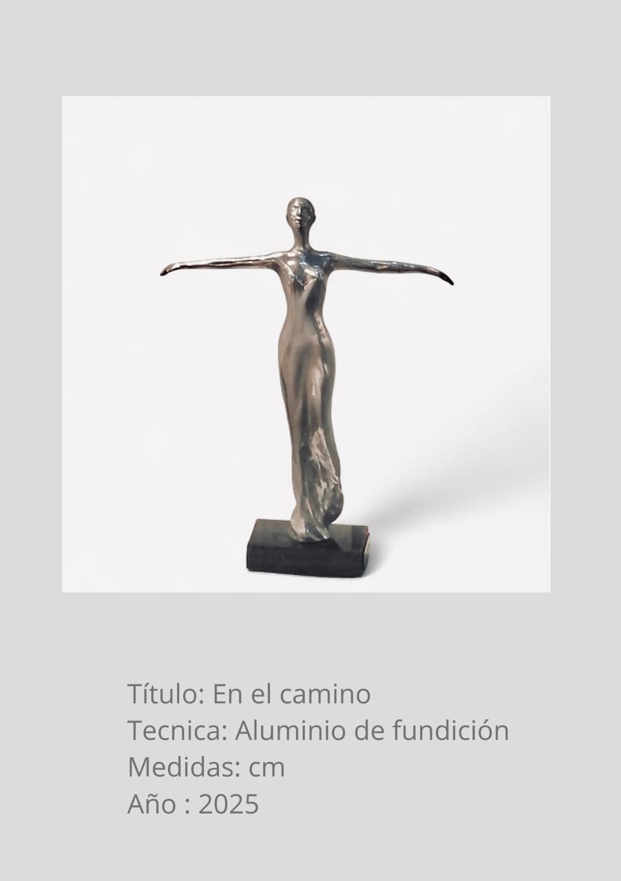 Figura de aluminio con los brazos extendidos horizontalmente