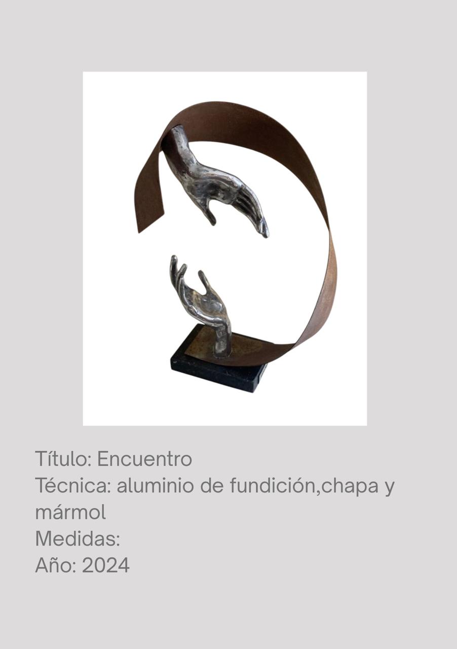 Dos manos de aluminio se aproximan dentro de una banda curva de chapa