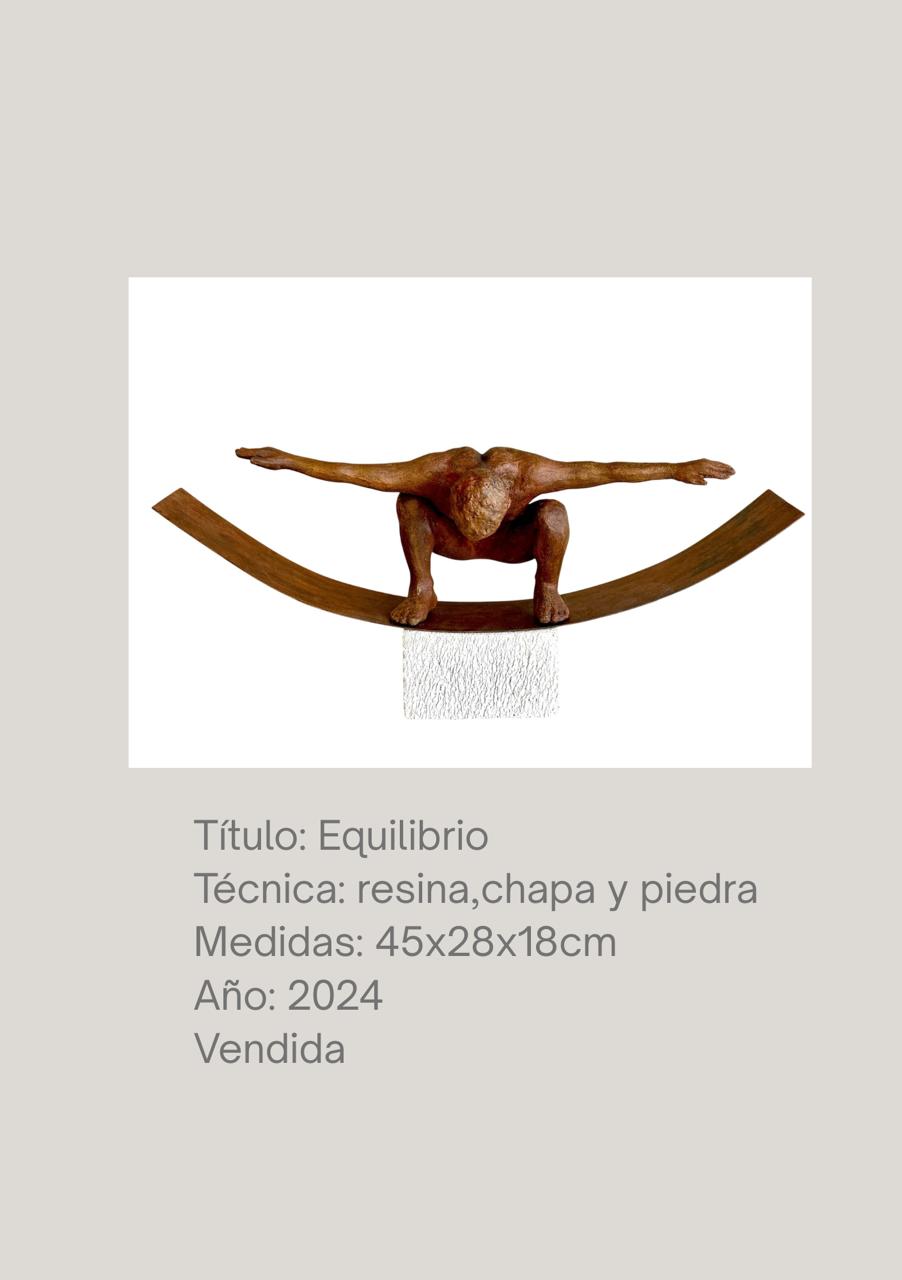 Figura en cuclillas con brazos extendidos sobre una chapa curva