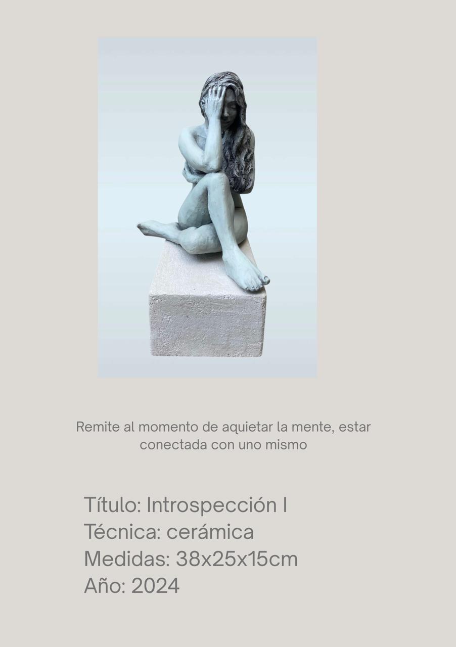 Figura clara sentada sobre un cubo, con una mano sobre la frente