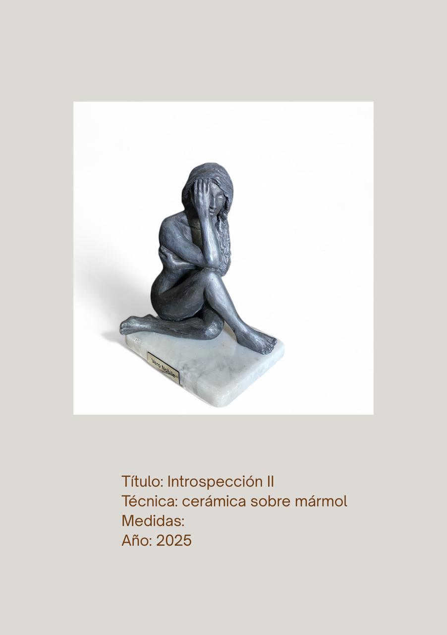 Figura oscura sentada con una mano sobre la frente, sobre mármol claro