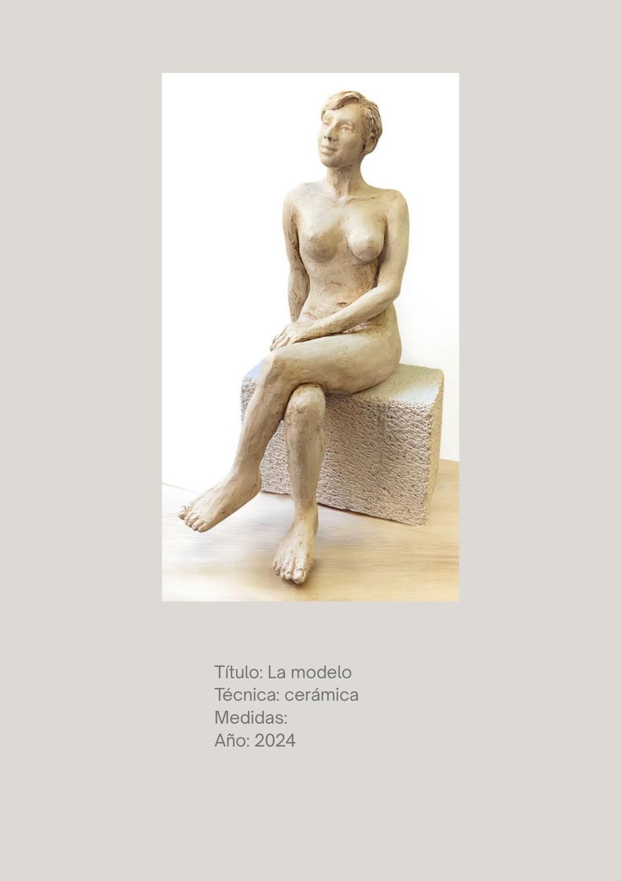 Figura sentada sobre un cubo, con las piernas cruzadas
