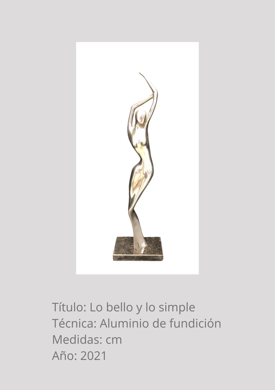 Figura estilizada de aluminio con los brazos elevados