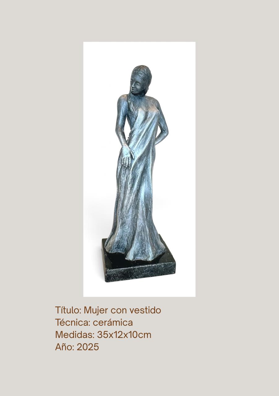 Figura con vestido largo de pliegues verticales