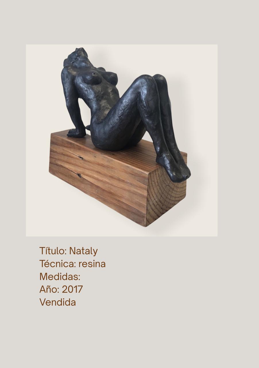Figura sentada sobre madera, con el torso inclinado hacia atrás