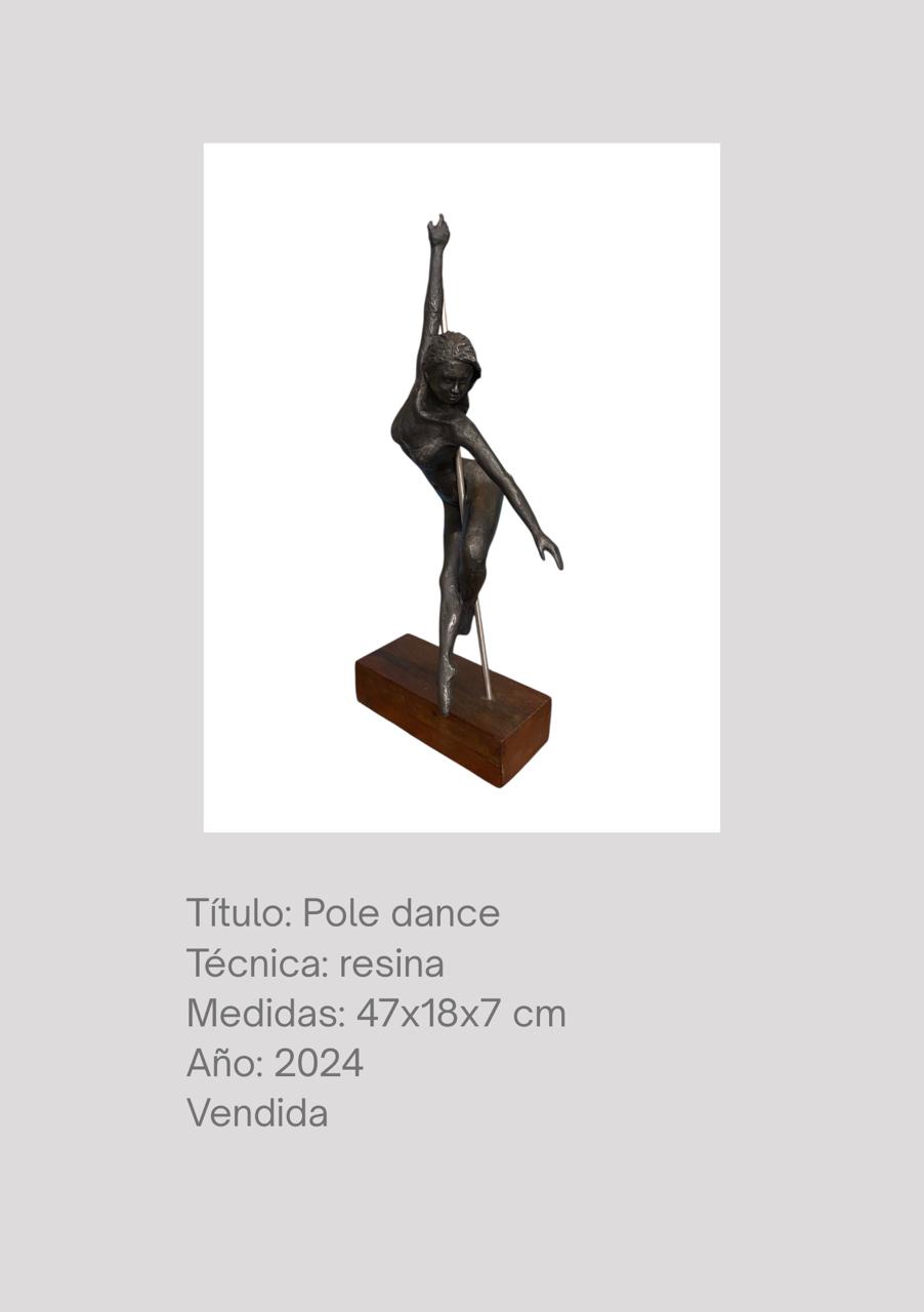 Figura en una postura de pole dance sobre una base de madera