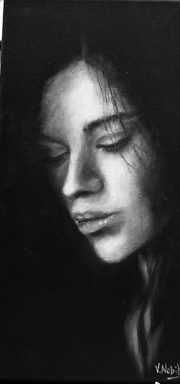 Un rostro femenino se construye con contrastes de blanco y negro.