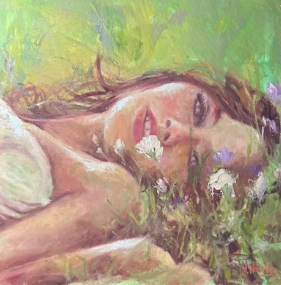 Una mujer recostada entre flores claras ocupa un primer plano de verdes y tonos cálidos.