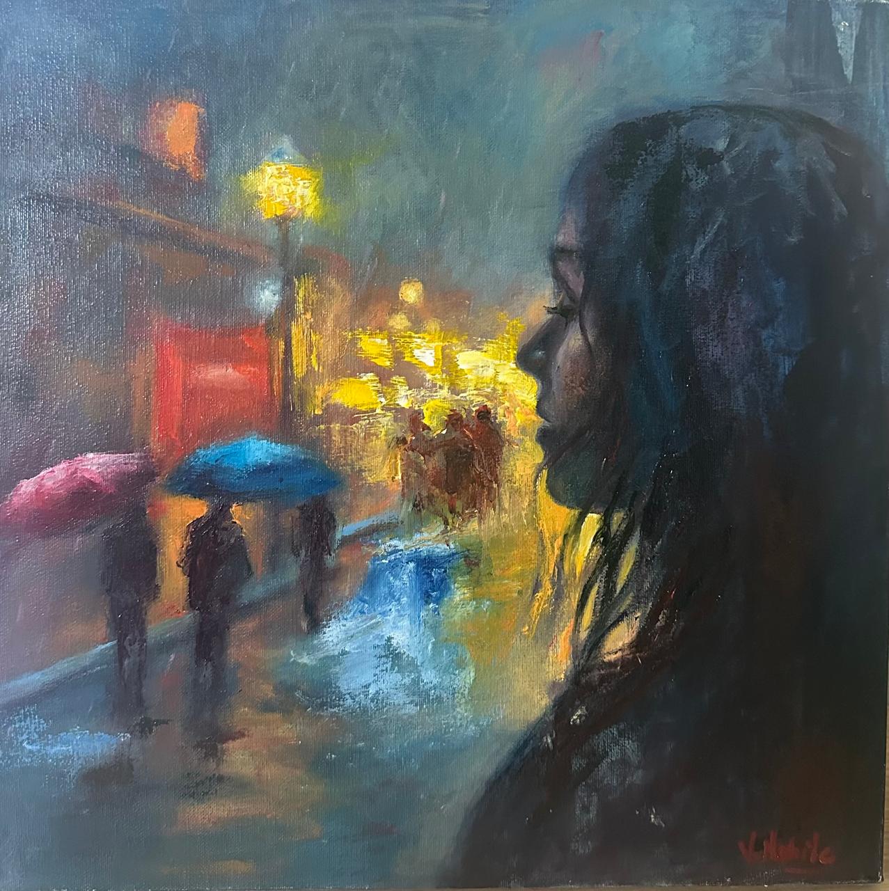 El perfil de una mujer se recorta frente a una calle lluviosa, con paraguas y luces amarillas reflejadas.