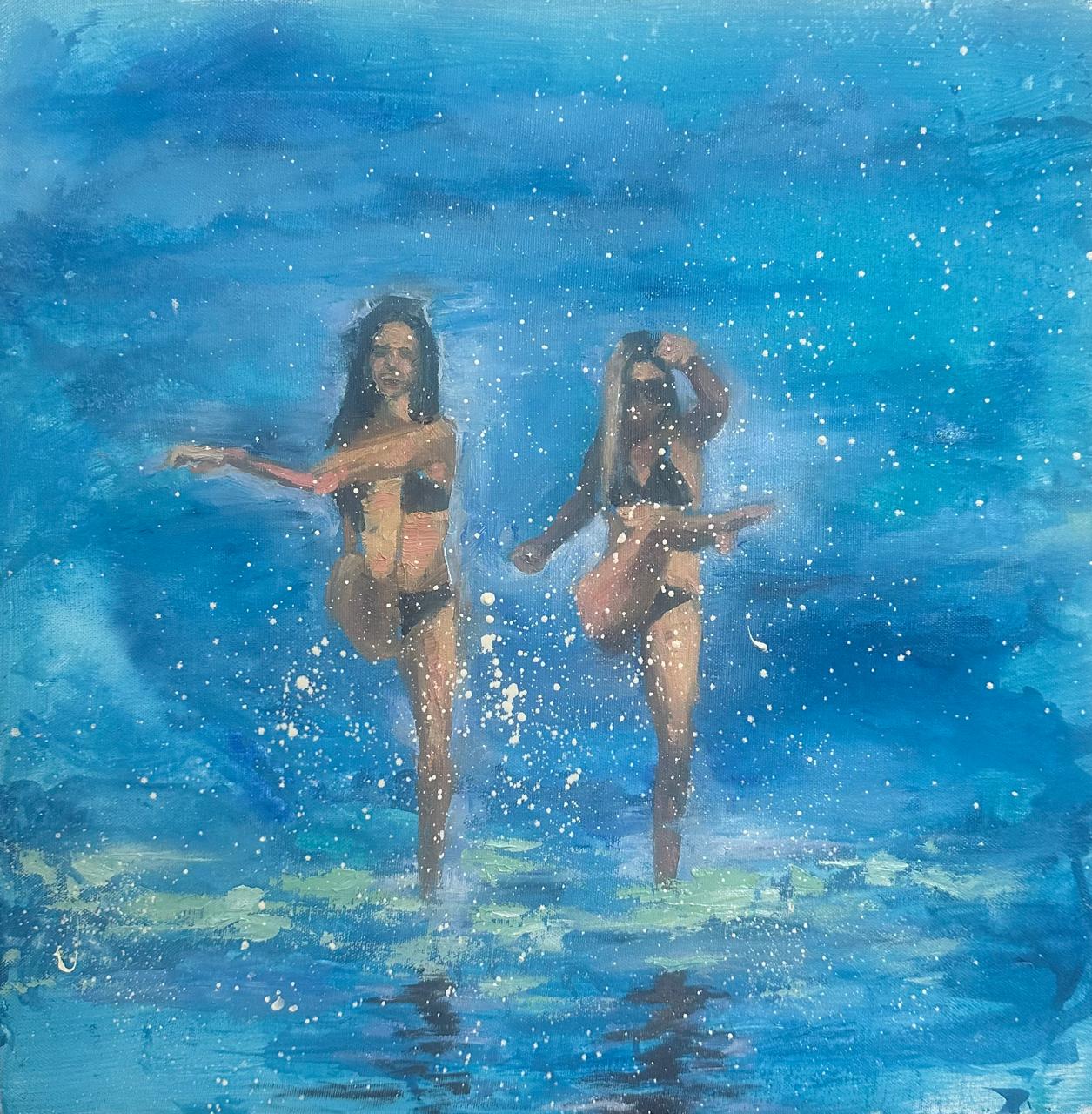 Dos figuras juegan en el agua entre azules intensos y salpicaduras claras.