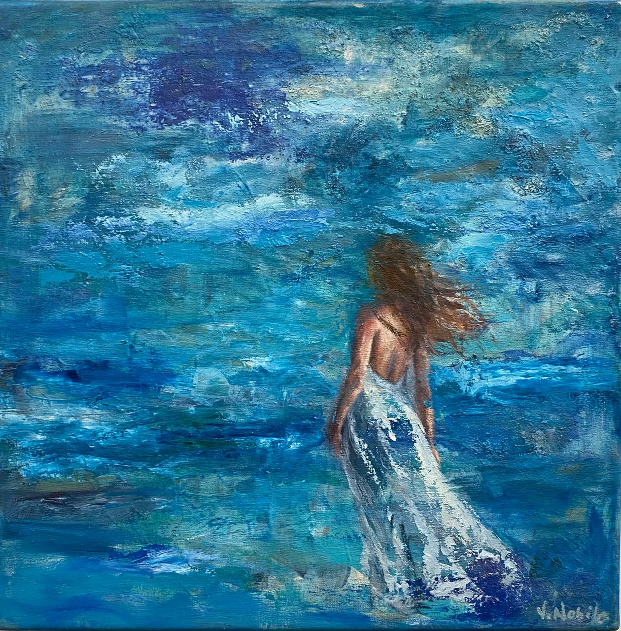 Una mujer de espaldas con vestido claro mira hacia un paisaje de agua y cielo azul.