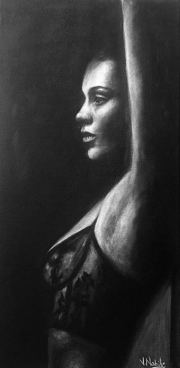 Una figura femenina de perfil eleva un brazo en una composición monocroma.