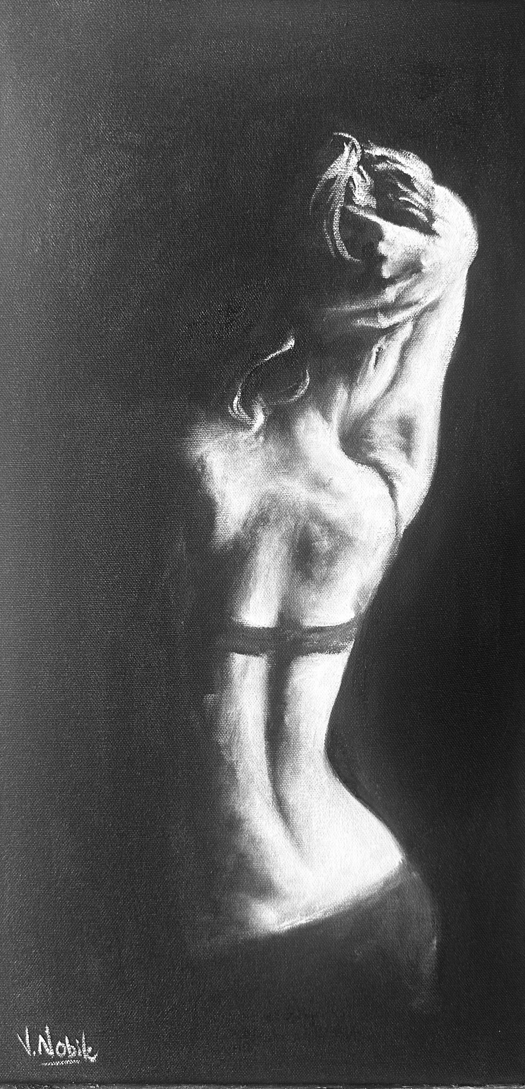 Una figura femenina de espaldas eleva los brazos sobre la cabeza. La luz blanca recorre la espalda y la cintura sobre un fondo negro.