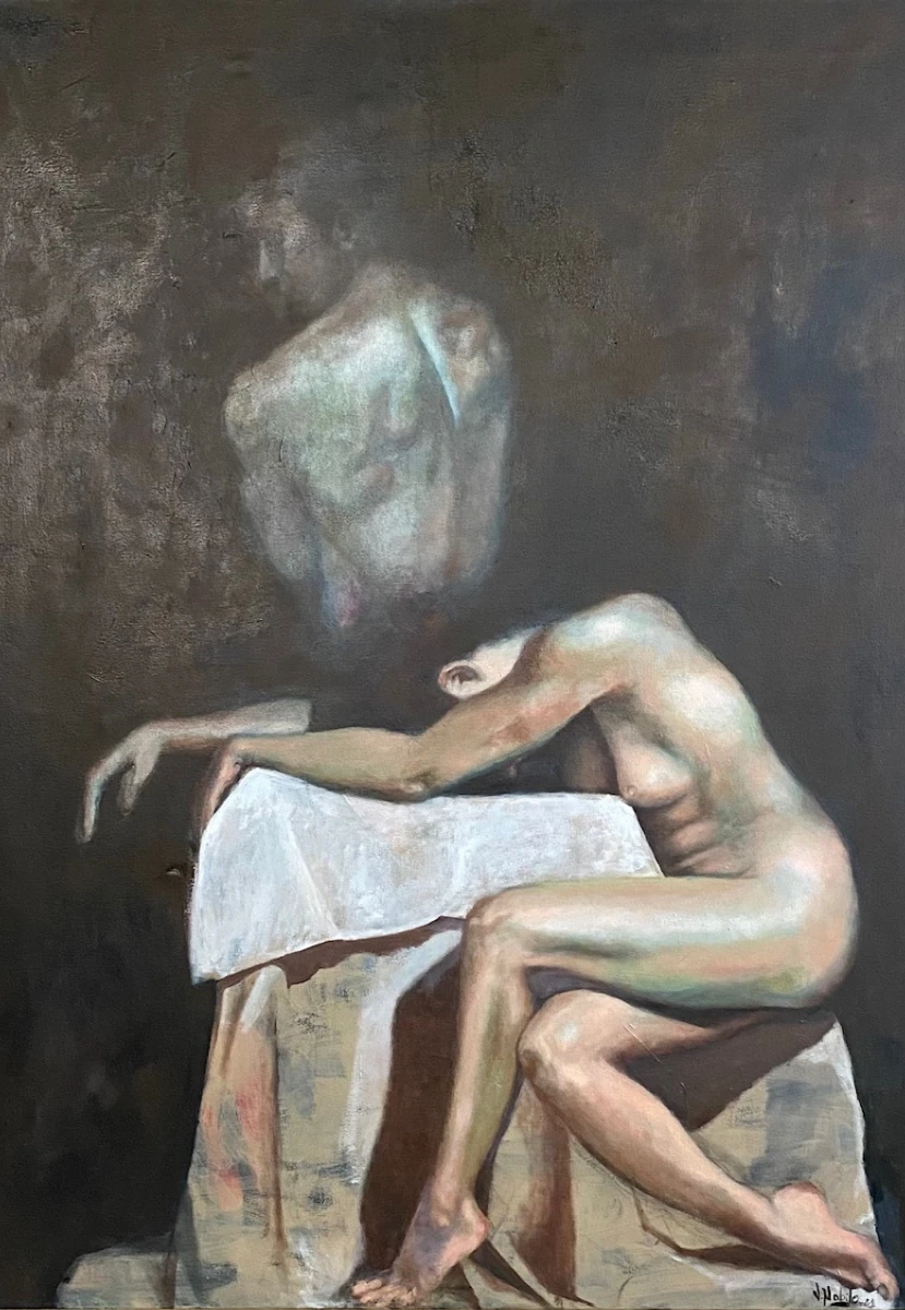 Una figura desnuda se inclina sobre una silla cubierta por una tela clara. En el fondo oscuro aparece otra espalda, más difusa, por encima del cuerpo principal.