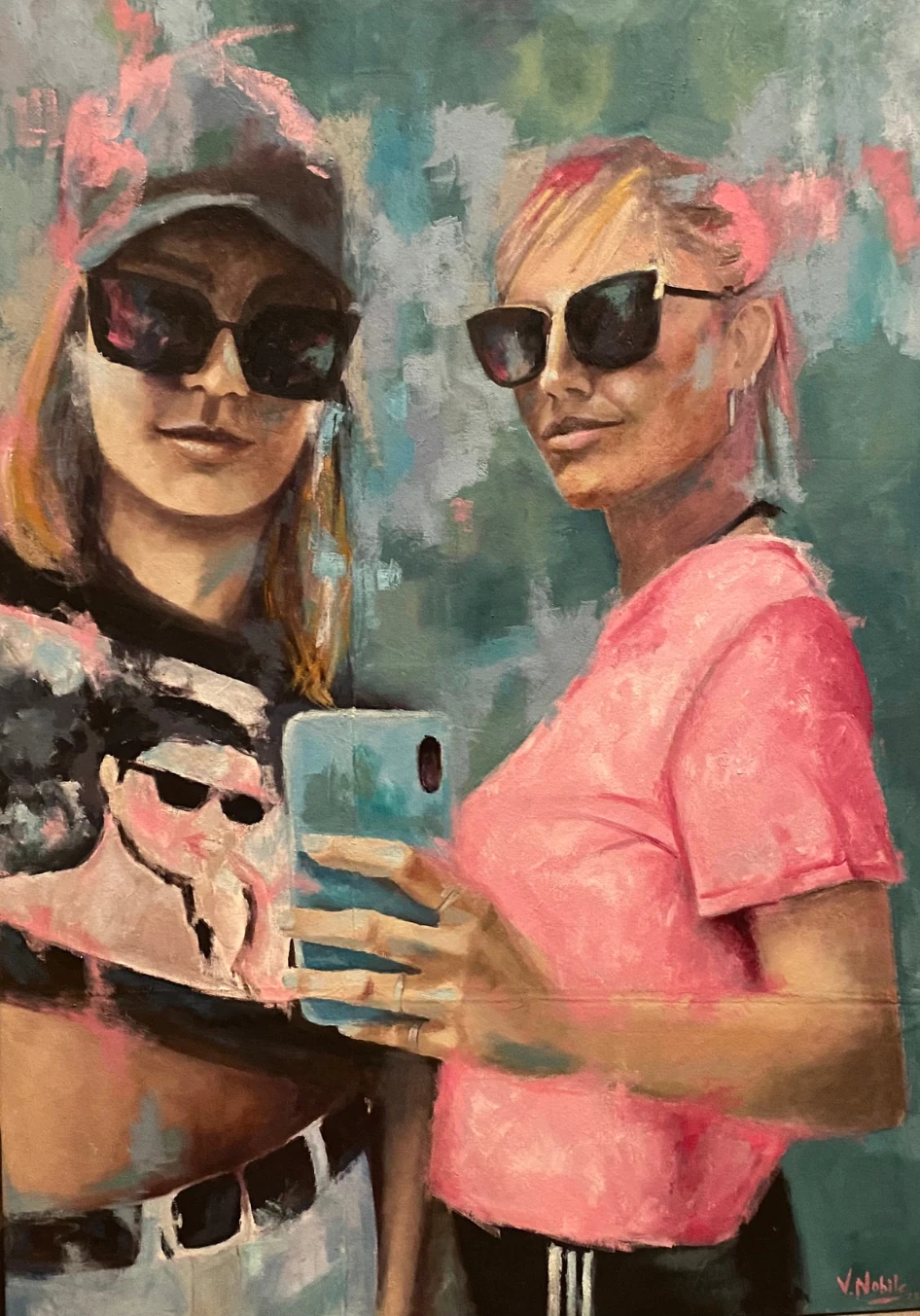 Dos mujeres con anteojos de sol posan frente a un teléfono. Los rosas de la ropa y las pinceladas del fondo contrastan con grises, negros y turquesas.