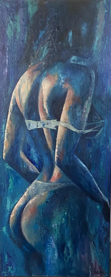 Una figura femenina de espaldas se recorta entre azules profundos. Las líneas claras de la prenda y los reflejos cálidos destacan sobre las texturas verticales.