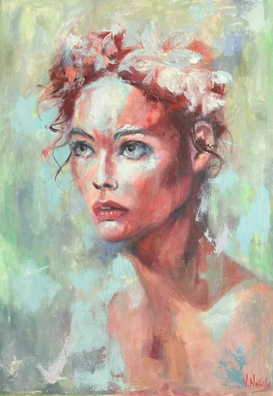 Un rostro coronado de flores aparece entre pinceladas coral, verdes y celestes. El encuadre cercano destaca la mirada y los contrastes de color de la piel.