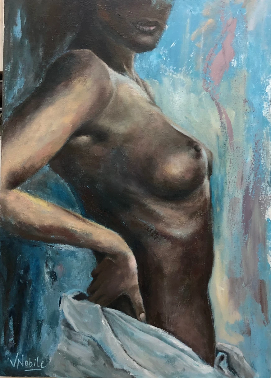 Un torso femenino ocupa un encuadre cercano, con una mano en la cintura y una tela blanca. El fondo combina azules claros y trazos rosados.