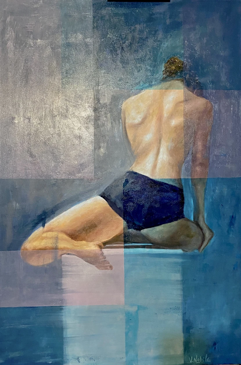 Una figura sentada muestra la espalda en una composición de planos azules y grises. Las zonas de luz sobre la piel contrastan con la prenda oscura y las superposiciones geométricas.