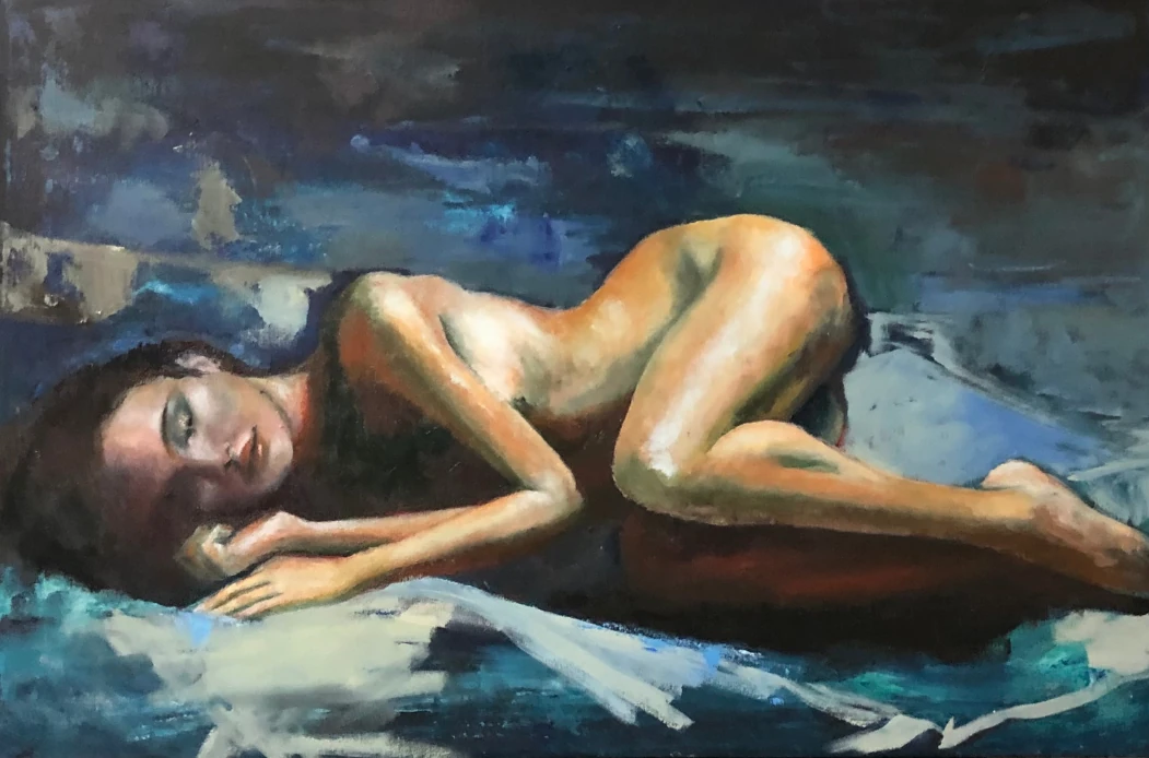 Una figura femenina yace de costado, con la cabeza apoyada sobre las manos. Los tonos cálidos de la piel contrastan con telas y pinceladas azules en un formato horizontal.