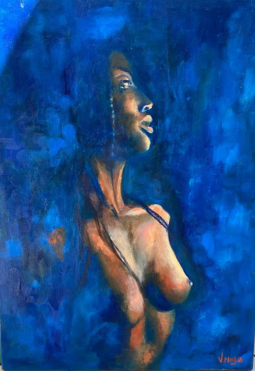 Una figura femenina eleva el rostro de perfil dentro de un campo de azul intenso. La luz cálida sobre el rostro y el torso emerge entre las pinceladas del fondo.