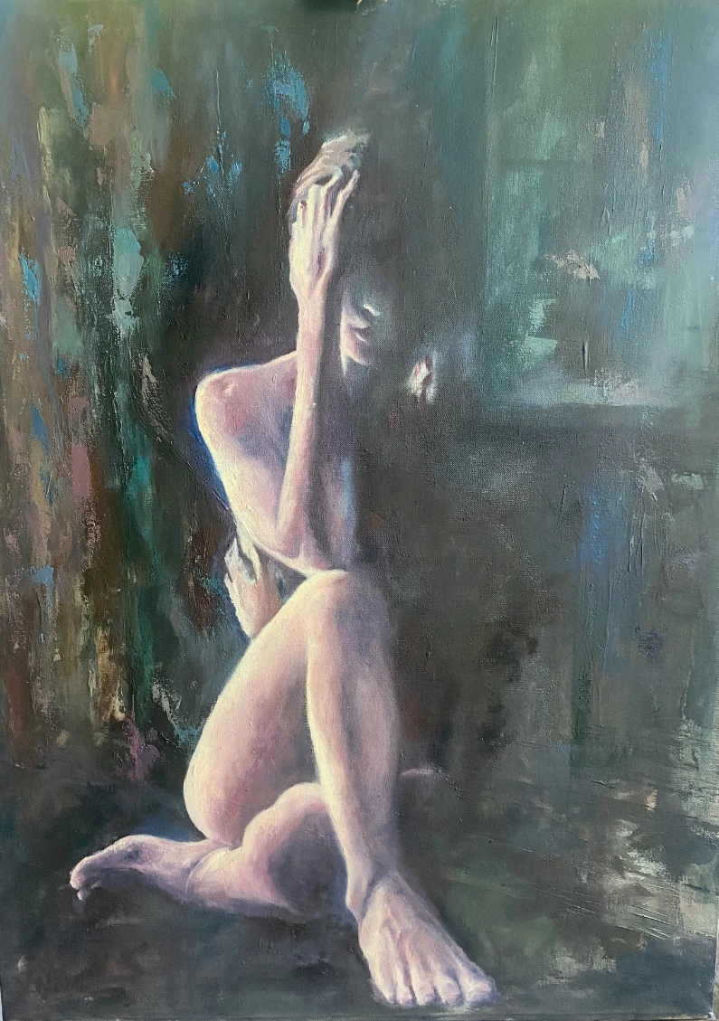 Una figura sentada lleva una mano al rostro. La luz recorre brazos y piernas sobre un fondo oscuro de verdes, azules y pinceladas verticales.