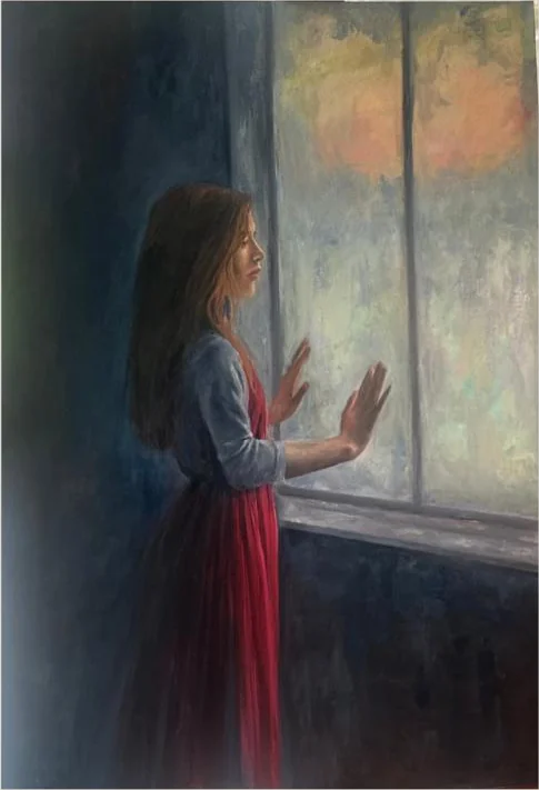 Mujer junto a una ventana en una escena azul y roja