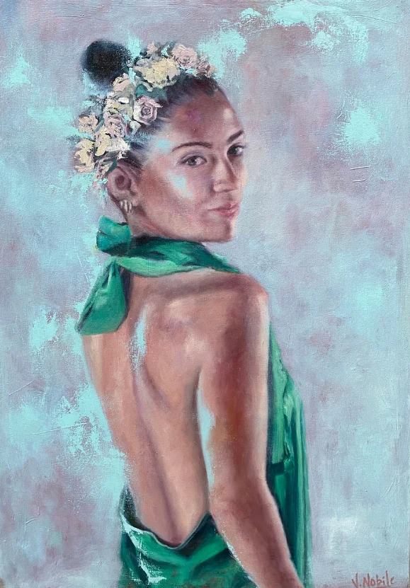 Una mujer vuelve la mirada sobre el hombro. Las flores del cabello y una tela verde destacan sobre un fondo de rosas y celestes.