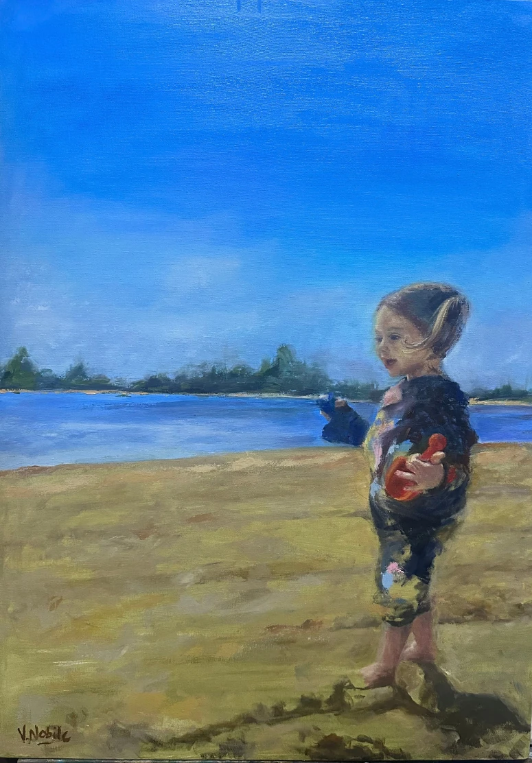 Una figura infantil juega en la orilla bajo un amplio cielo azul. La línea del agua y el horizonte bajo dejan espacio a la luz y al color del paisaje.