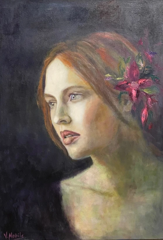 Una mujer de cabello rojizo mira hacia un lado, con flores oscuras junto al rostro. La luz sobre la piel contrasta con el fondo gris profundo.
