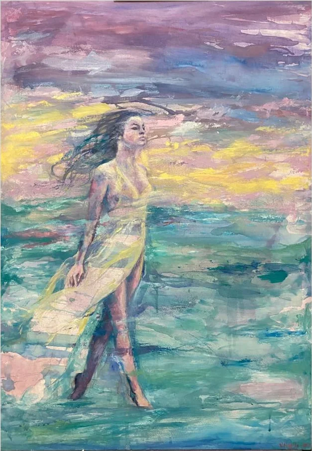 Mujer avanzando entre pinceladas de agua, viento y cielo