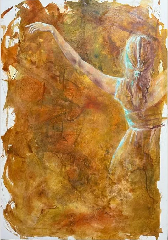 Figura femenina con el brazo extendido en una atmósfera ocre