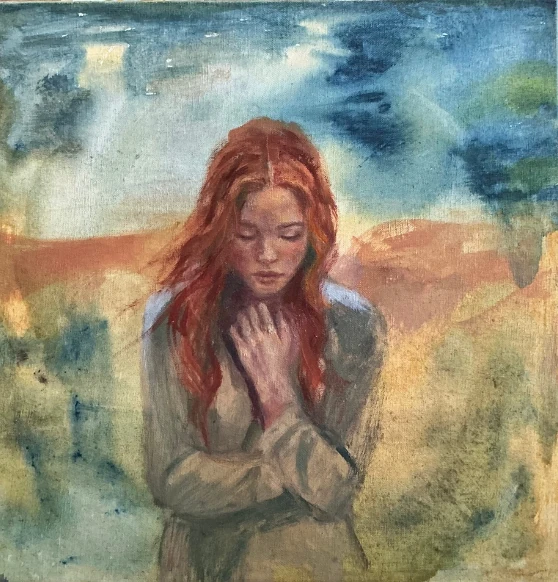 Una mujer de cabello rojizo cruza los brazos sobre el pecho, entre campos de color azul, ocre y verde.