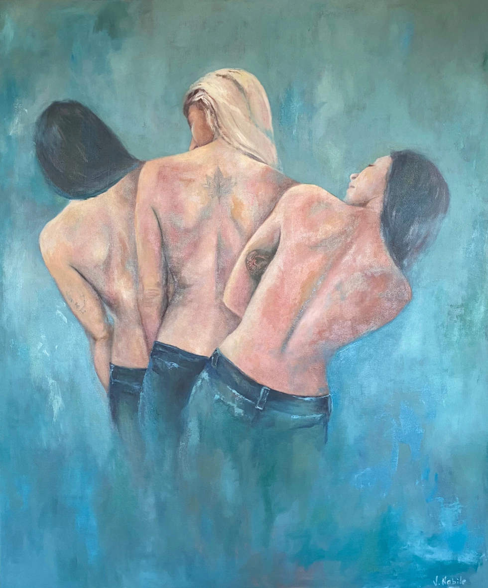 Tres figuras femeninas de espaldas se agrupan sobre un fondo turquesa. Los torsos claros y los pantalones azules forman un ritmo de curvas y distintas inclinaciones.