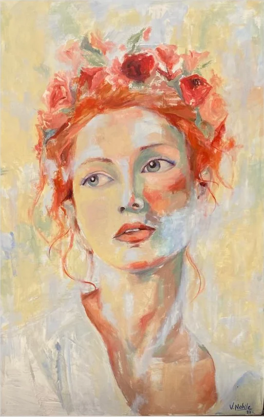 Retrato luminoso de mujer con flores rojas en el cabello