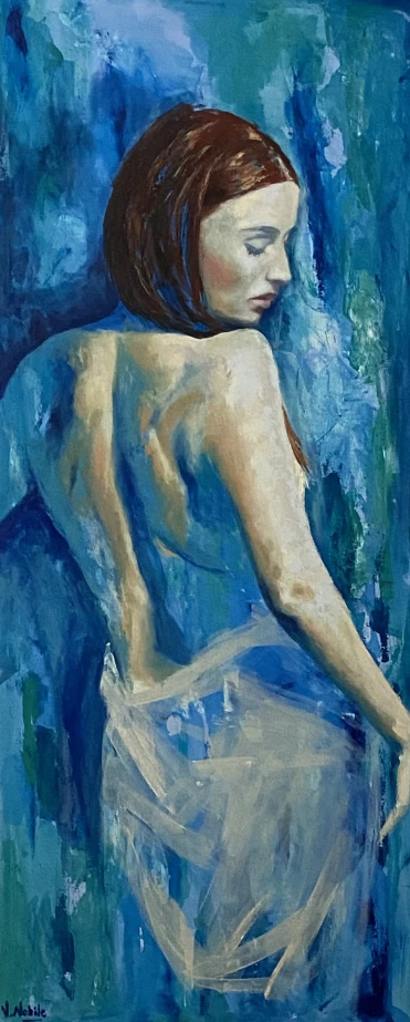 Una mujer de espaldas vuelve el rostro de perfil. La figura y la tela se integran en un campo de azules y turquesas con pinceladas verticales.