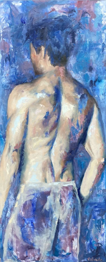Una espalda masculina ocupa el centro de una composición vertical. Los azules, violetas y rosados enlazan la anatomía con el fondo y la tela que rodea la cintura.