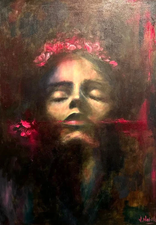Un rostro con los ojos cerrados emerge de un fondo oscuro. Flores rojas y pinceladas del mismo color atraviesan la composición a la altura del cabello y el cuello.